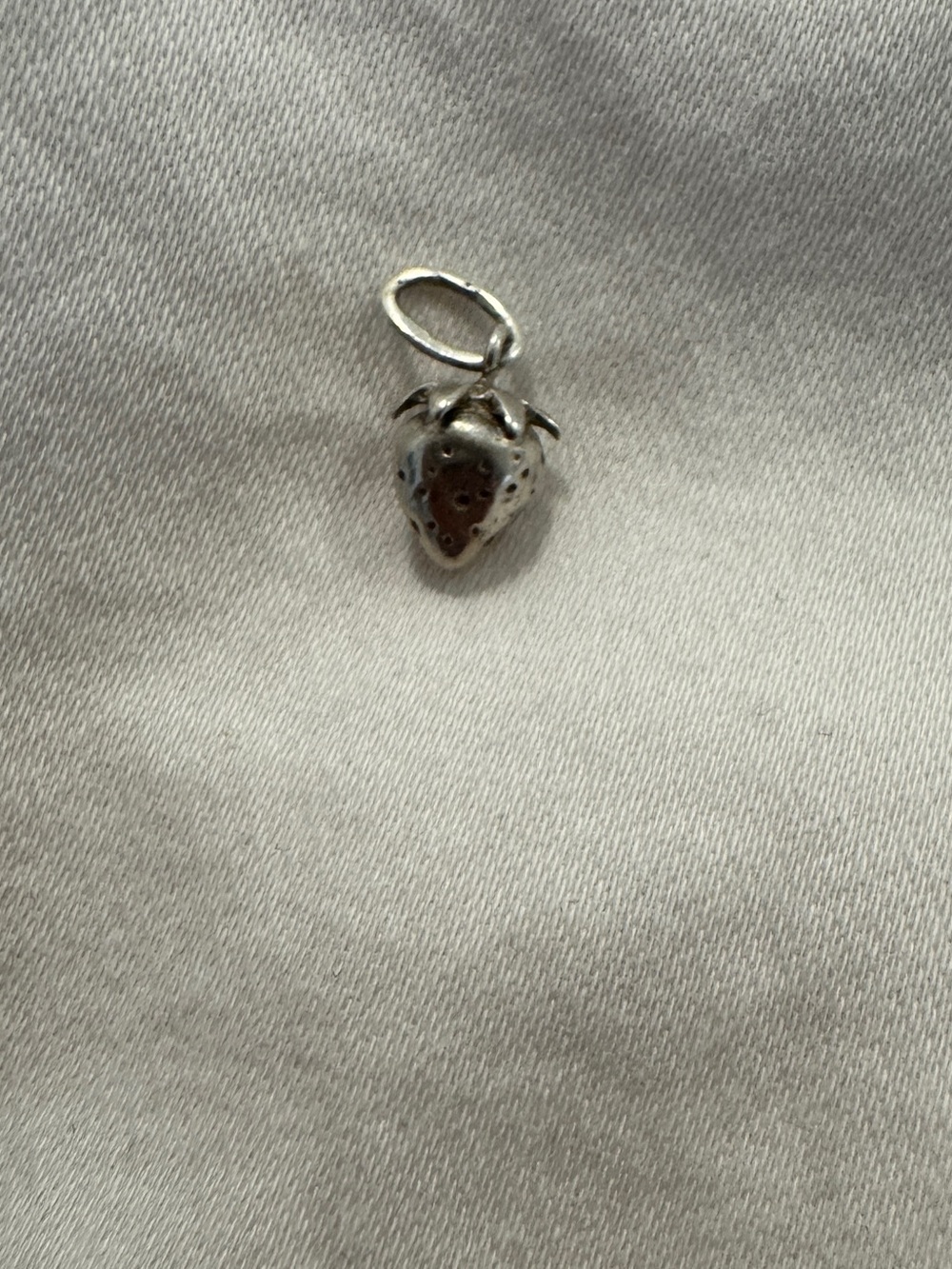 Catbird wild strawberry charm - Picture 2 of 4